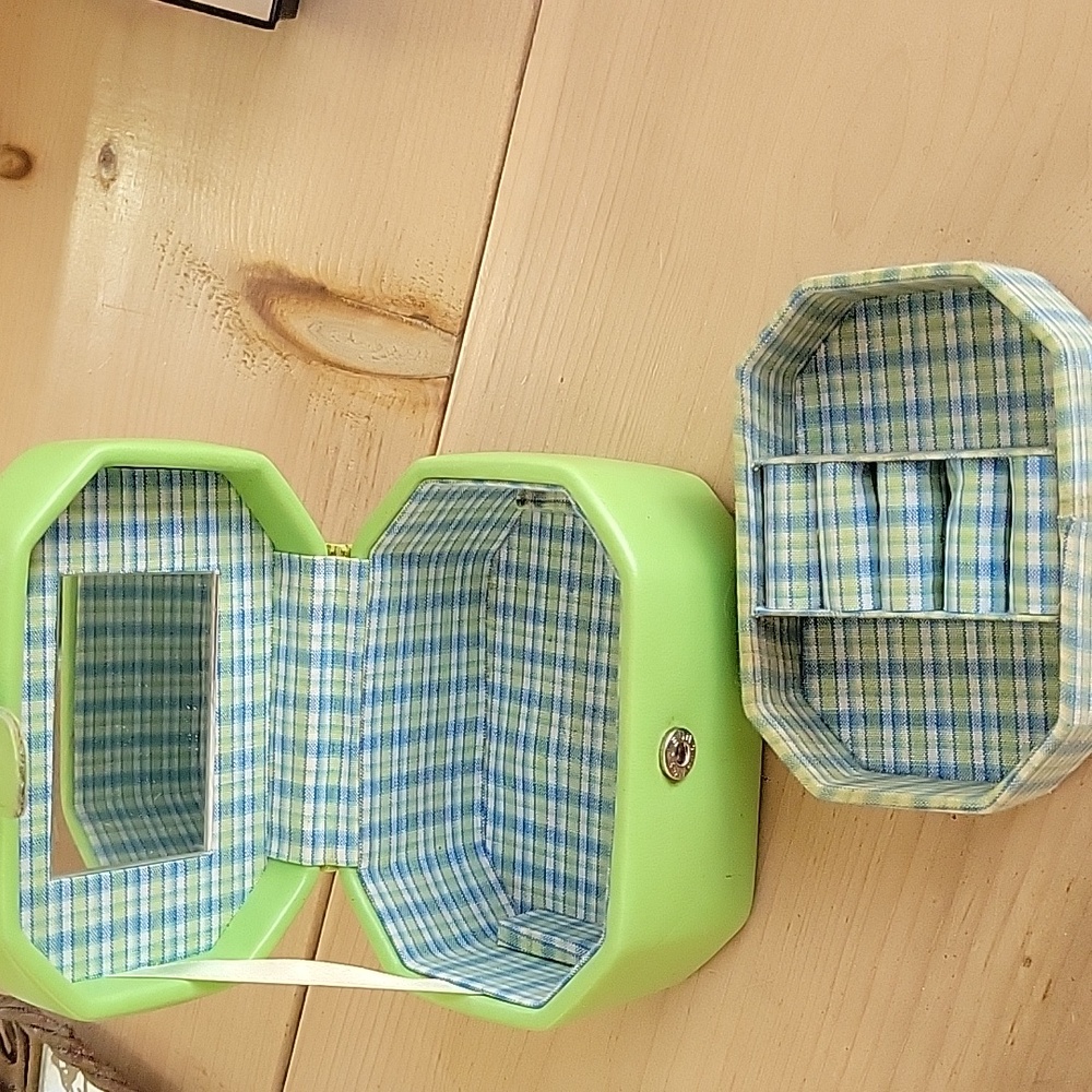 Green "R" Jewelry Box - Picture 6 of 6
